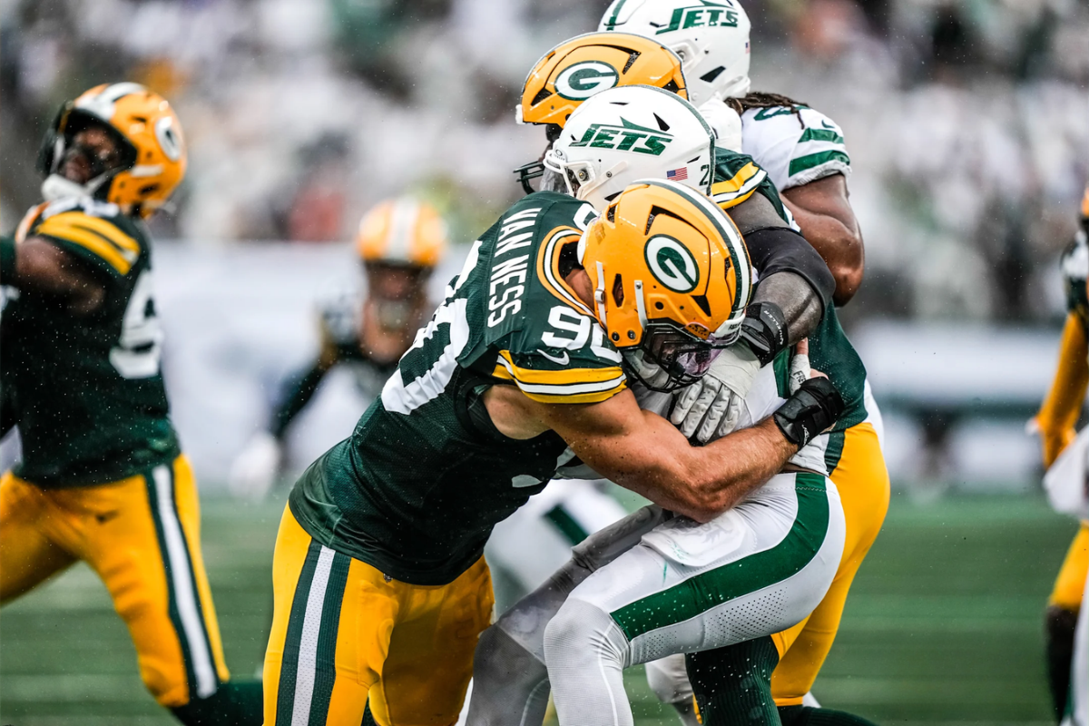 Green Bay supera o New York Jets por 20 a 17 no overtime, depois de estar dez pontos atrás no último quarto; defesa e special teams salvam uma atuação ofensiva novamente preocupante
